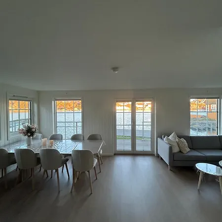 2 I Sjokanten Med 20 Sengeplasser *